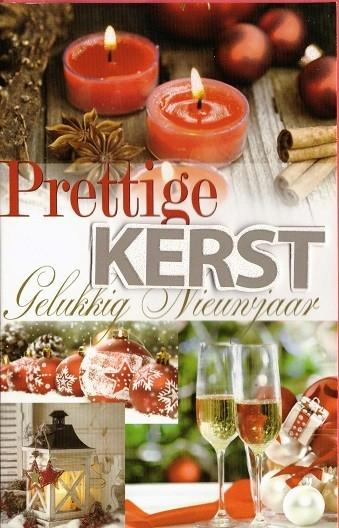 Rode kaarsen, kerstballen, tekst "Prettige Kerst, Gelukkig Nieuwjaar", kerstversiering, twee glazen champagne.
