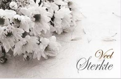 Witte bloemen met de tekst "Veel Sterkte" in sierlijke letters.