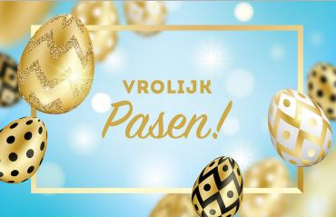 Vrolijk Pasen wenskaart met gouden paaseieren, omkadering en helderblauw achtergrond