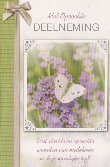 Rouwkaart met paarse bloemen en witte vlinder