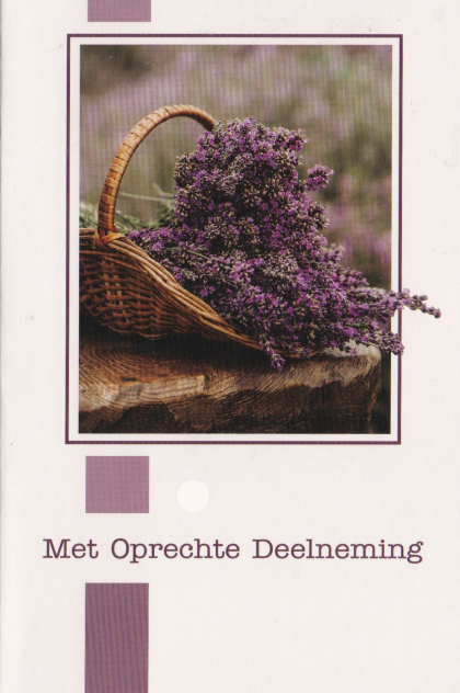 Rouwkaart met paarse bloemen in een houten mand