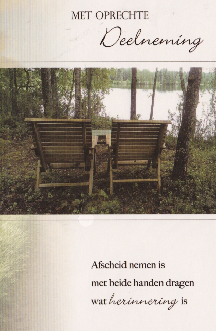 Rouwkaart met twee houten stoelen voor een meer