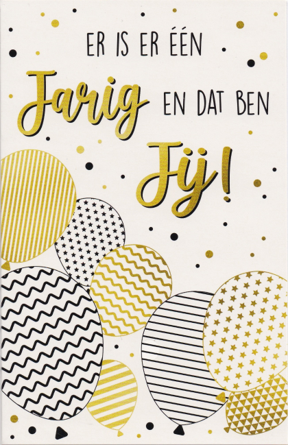 Wenskaart met tekst "Er is er één jarig en dat ben jij!" en ballonnen in zwart, wit en goud met verschillende patronen op een witte achtergrond.