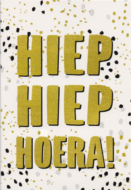 Gouden glitters tekst "Hiep Hiep Hoera!" op witte achtergrond met zwarte en gouden stippen.