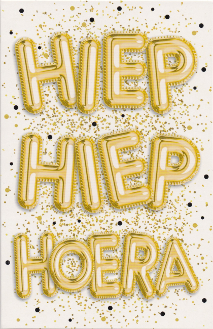 Ballonnen in goud vormen de tekst "HIEP HIEP HOERA" op een feestelijke achtergrond met gouden en zwarte stipjes.