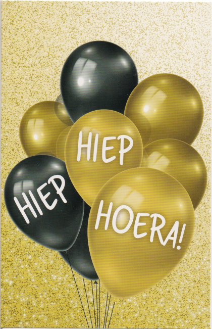 Zwarte en gouden ballonnen met de tekst "HIEP HIEP HOERA!" op een gouden glitterachtergrond.