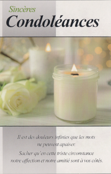 Witte kaars en bloemen met Franse tekst: "Sincères Condoléances." Kaars in glas, zachte achtergrondverlichting.