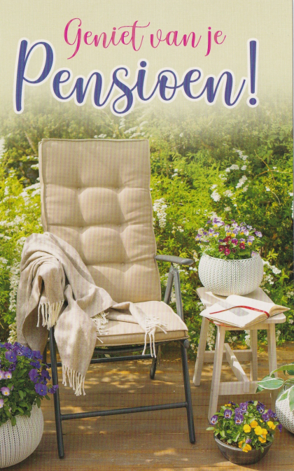 Fauteuil met beige kussen, plaid en bloemen op terras in tuin. Boven staat in kleurrijke letters: "Geniet van je pensioen!".