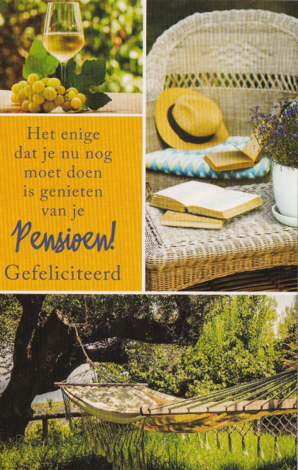Witte wijn en druiven, een rieten stoel met boeken en een hoed, tekst: "Het enige dat je nu nog moet doen is genieten van je pensioen! Gefeliciteerd."