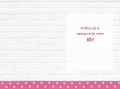 Tekst "Profitez de la naissance de votre fille!" op witte bakstenen muur met roze stippenrand.