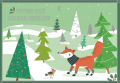 Vos met sjaal in besneeuwd bos met decoratieve kerstbomen. Tekst: "Prettige Kerst Gelukkig Nieuwjaar" linksboven.