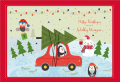 Kerstkaart met pinguïn in rode auto, grote kerstboom op het dak. Tekst: "Fijne Kerstdagen en een Gelukkig Nieuwjaar." Sneeuwpop en uil met cadeau.